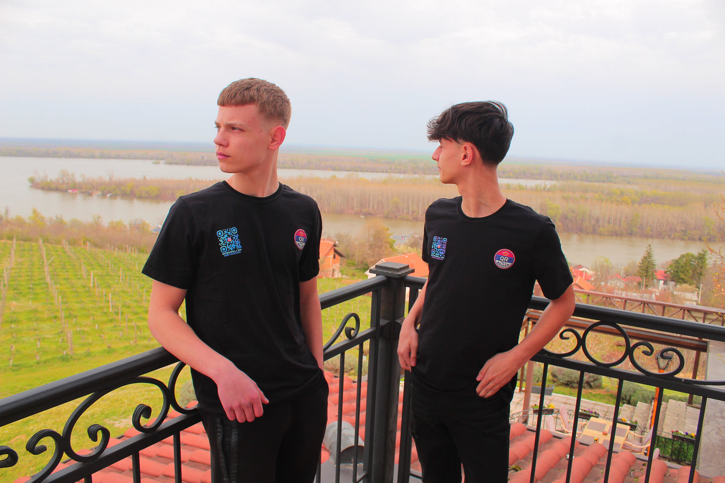 💙PLAVO - ROZE💜/QR KOD OVERSIZE CRNA MAJICA UNISEX