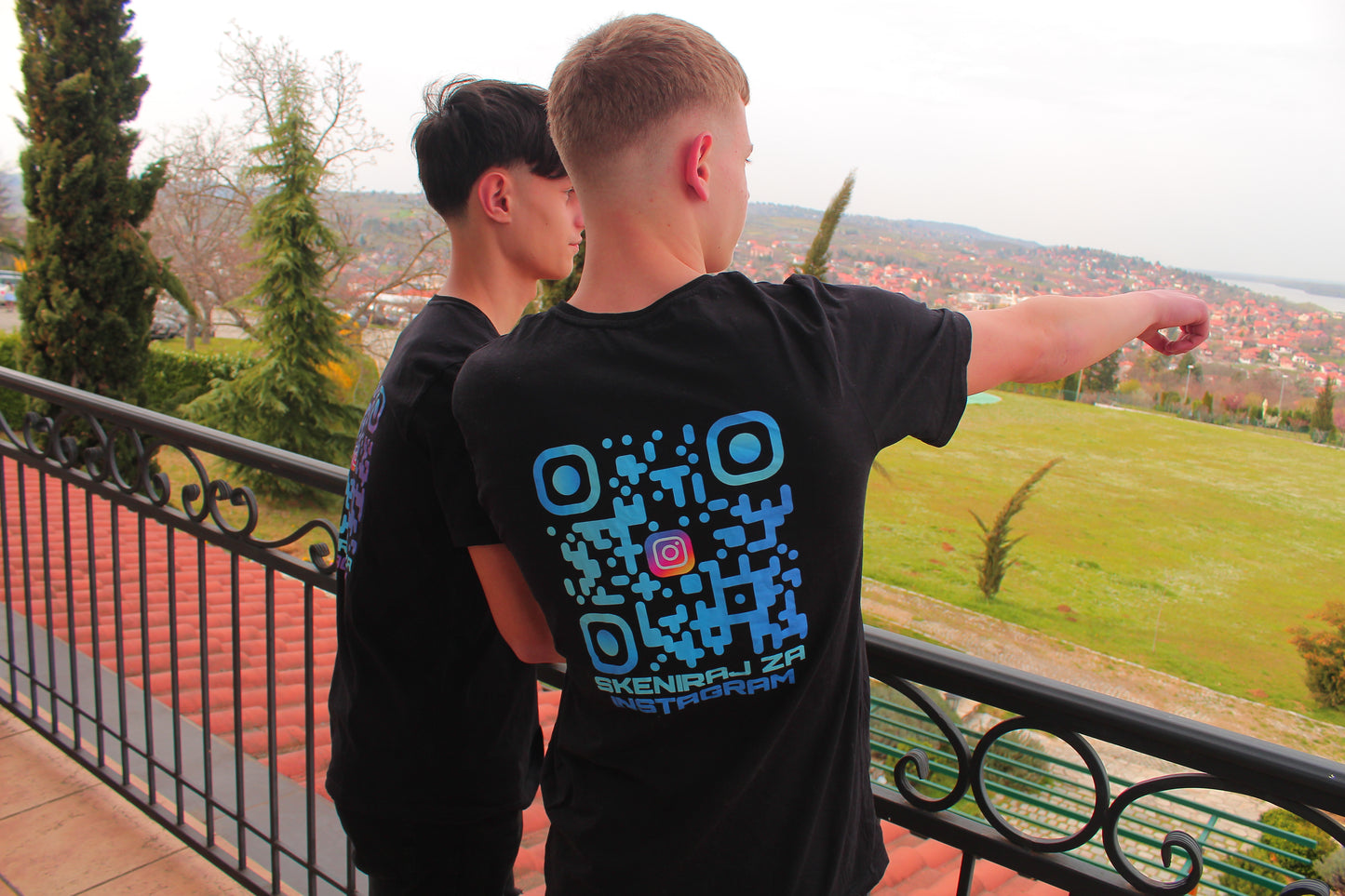 🩵SVETLO PLAVI - PLAVI💙/QR KOD OVERSIZE CRNA MAJICA UNISEX