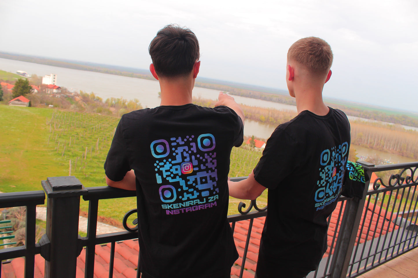 💙PLAVO - ROZE💜/QR KOD OVERSIZE CRNA MAJICA UNISEX