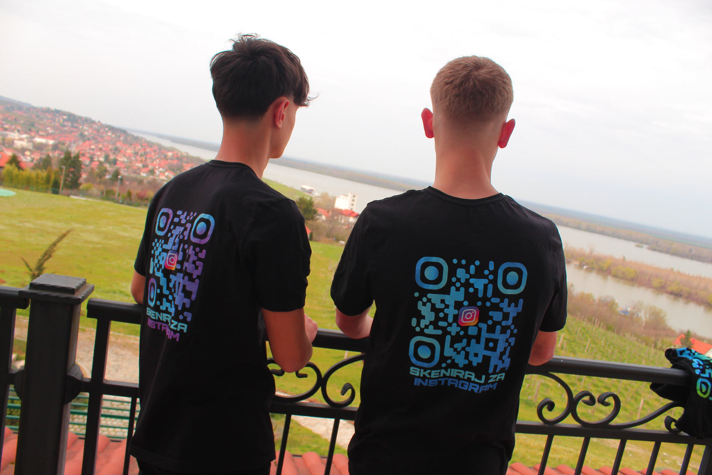 🩵SVETLO PLAVI - PLAVI💙/QR KOD OVERSIZE CRNA MAJICA UNISEX