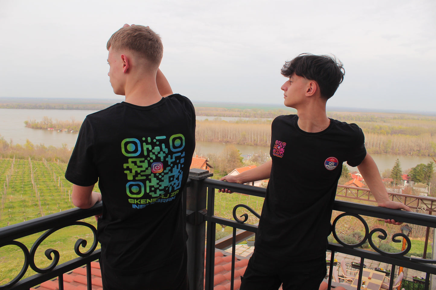 💙PLAVO - ZELENI💚/QR KOD OVERSIZE CRNA MAJICA UNISEX