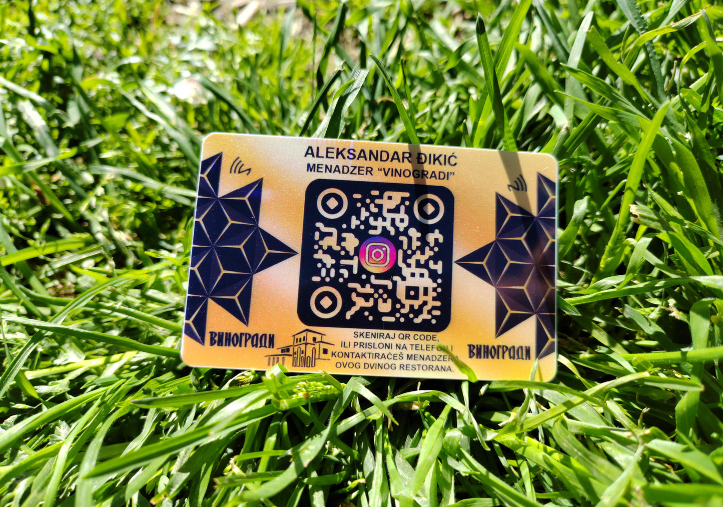 2 U 1 ZLATNA QR KARTICA - ČUVAR NOVČANIKA I VIZIT KARTICA